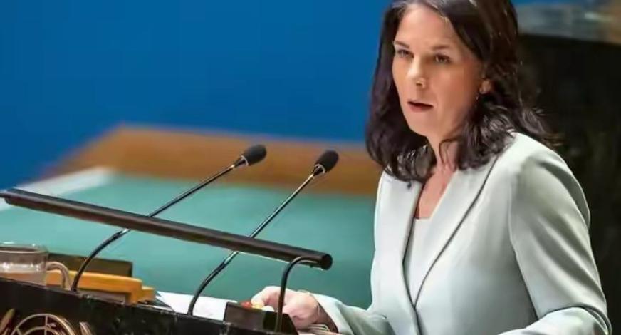 前德国女外长贝尔伯克访华，姿态和之前截然相反，对中方的热情令人直皱眉头！4月