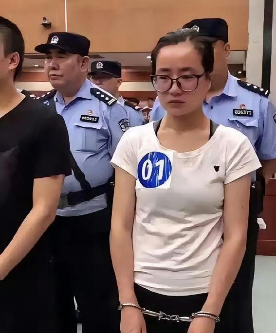 课堂上教授正讲到关键处，几名身着警服的人推门而入，径直走向靠窗坐着的女学生。