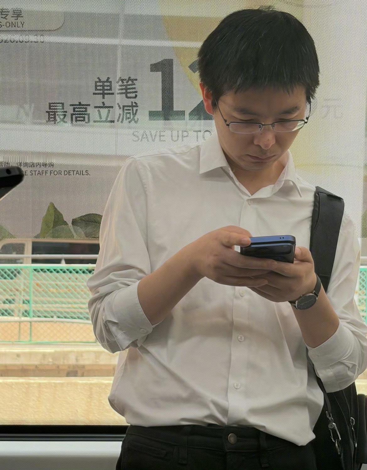 宇树科技老板王兴兴现身机场，独自背包没助理，依旧低调不爱笑，可能脑子里有太