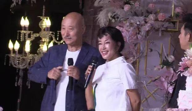 陈佩斯儿子结婚，刘晓庆甩过去一个大红包，封面上赫然写着“姑奶奶贺”。演艺圈
