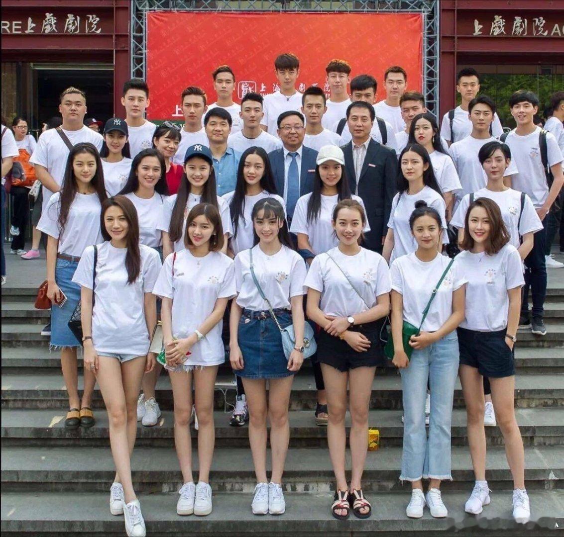 田曦薇旧照上海戏剧学院和同学合照