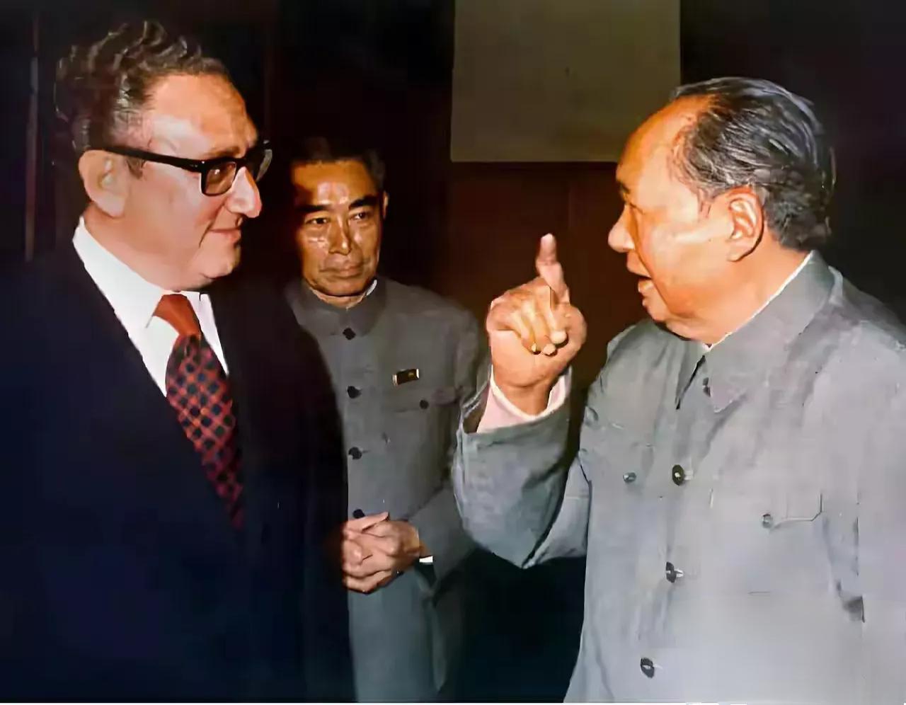 抗美援朝前夕，毛主席告诉他的战友们说：人家(美国)就是谅你不敢打仗、怕打仗，即使