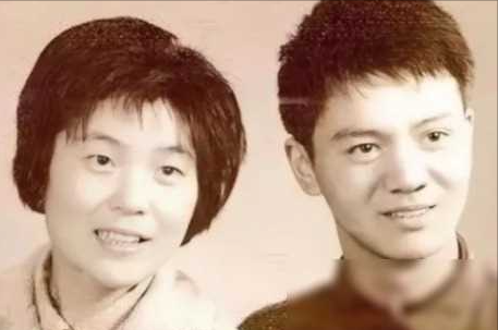 1979年，上海知青戴建国不顾反对娶一农村女子，谁知新婚夜，妻子就大喊大叫，一拳