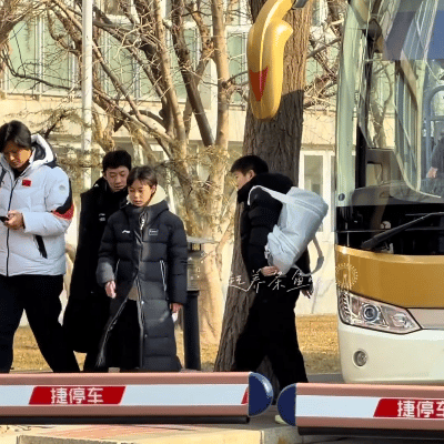 1.27日，新鲜的莎莎和楚钦莎莎背着包在大巴车上面下来，头发看起来短了一些，