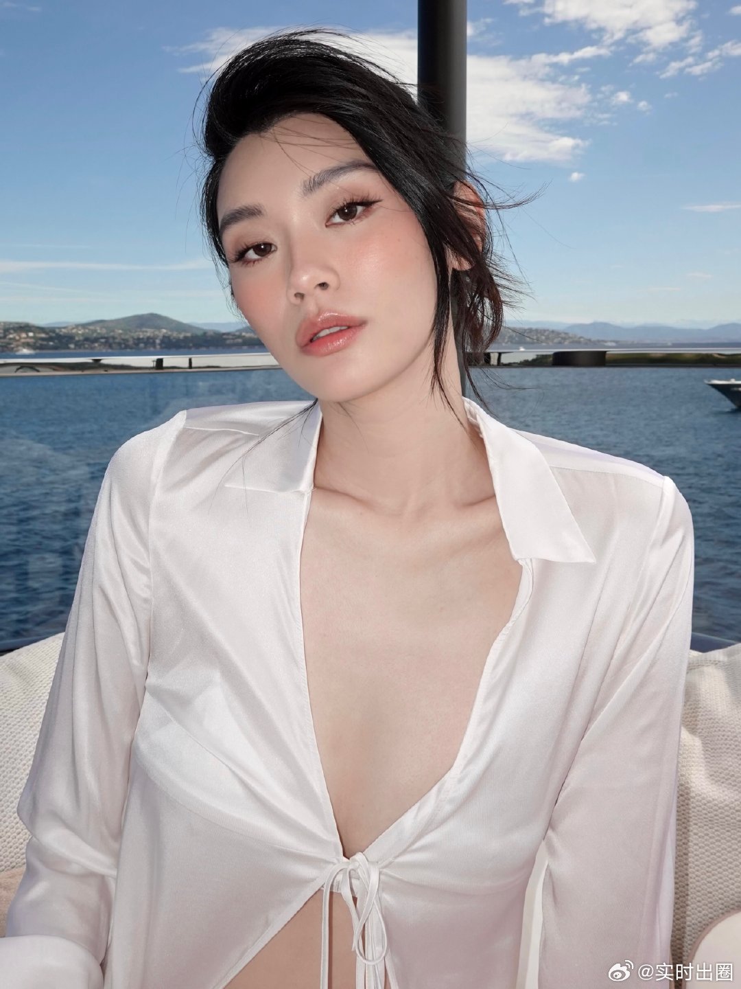 奚梦瑶婚礼后出海游玩奚梦瑶婚礼后出海游玩，这状态绝了！和朋友在游艇上比耶，笑容灿