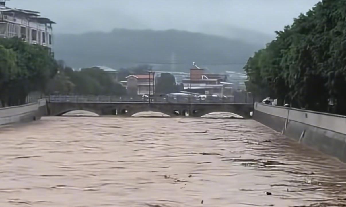 【#广东龙川蕉岭等地发布暴雨红色预警#！珠三角局部或有特大暴雨】5月14日，南都