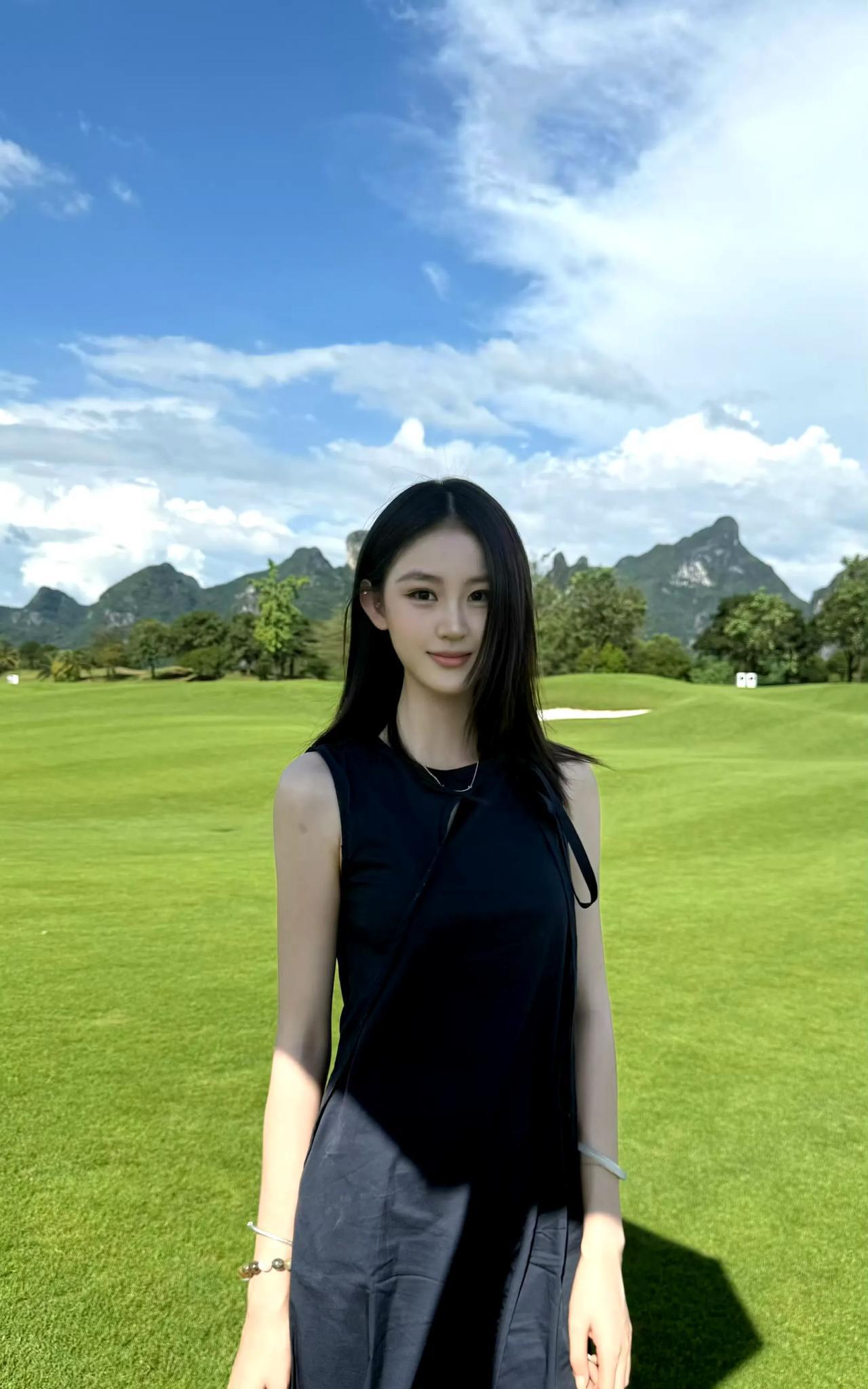 逃离城市的喧嚣，来到这片绿意盎然的天地。微风轻拂，吹动发丝，也抚平了心中的烦躁。