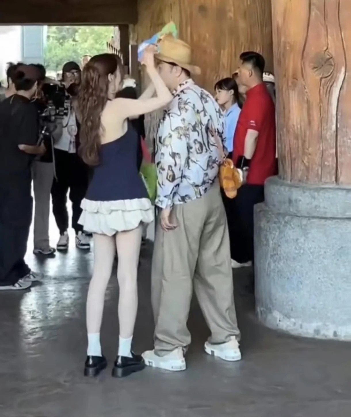 沈梦辰真是精致的猪猪女孩，全身涂满了粉底液