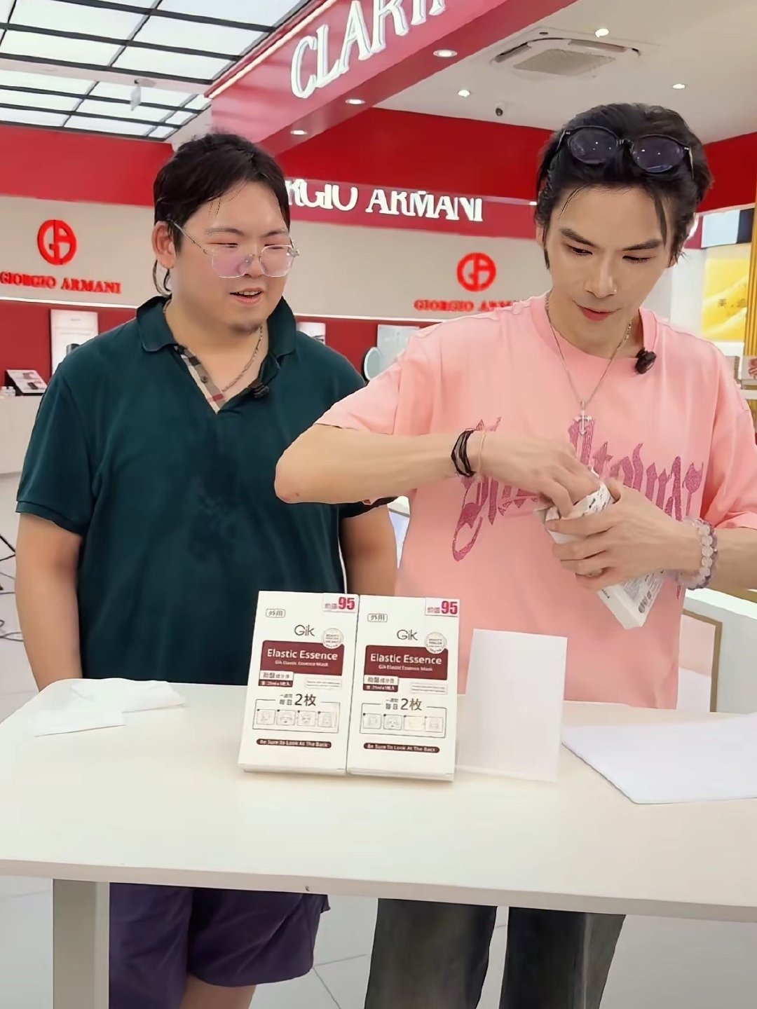 向佑和向佐感情很好。人有点腼腆，穿着普通，人站在那，什么也没说，人数涨到十万。满屏欢迎向佑。​