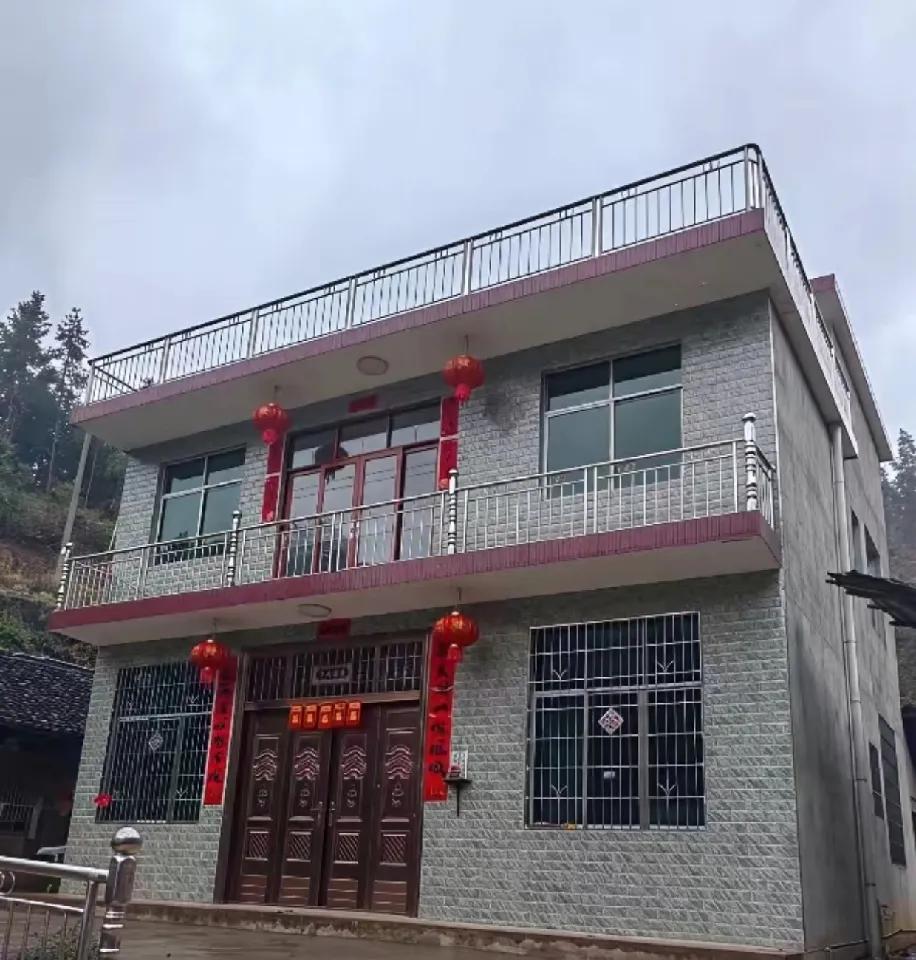 手里攥着农村两层小楼，卖25万还是等30万？快愁秃了闺蜜让我帮拿主意：她家