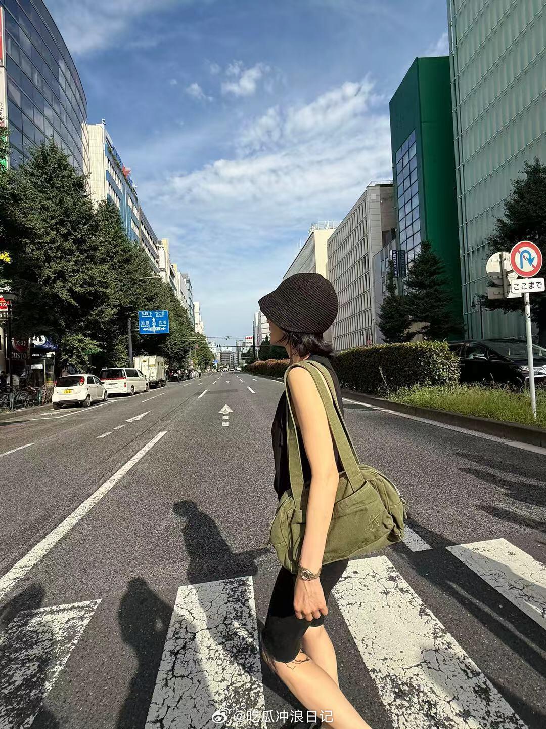 宋慧乔少女身材宋慧乔新照完全是少女身材啊，好羡慕这种薄背，锁骨，细胳膊，穿吊带好