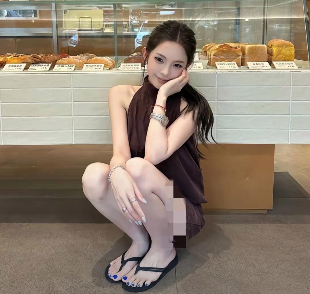 人挺漂亮的，脚也太丑了吧