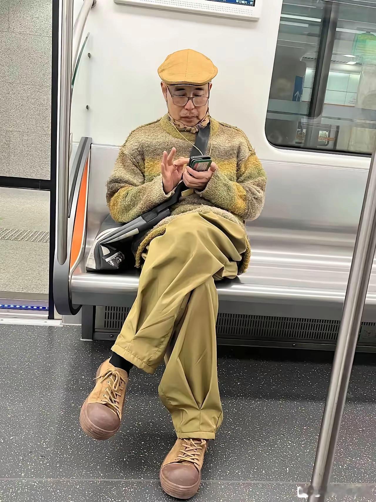 看这身打扮，知道他是做什么的吗？[比心]