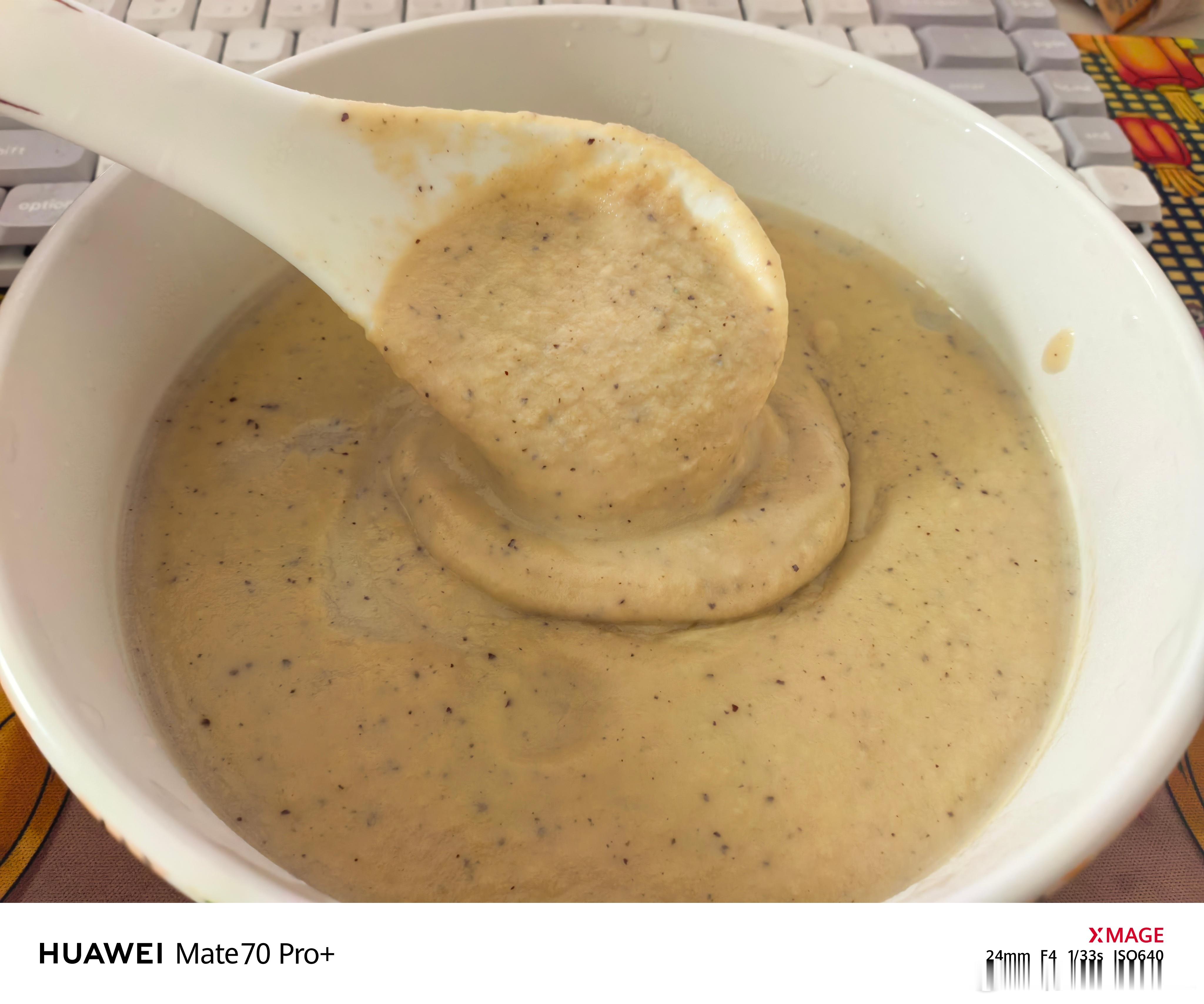 问我喝不喝豆浆。我说喝。她三下五除二把豆浆做好了。问我现在喝吗？我说是。她咔咔的