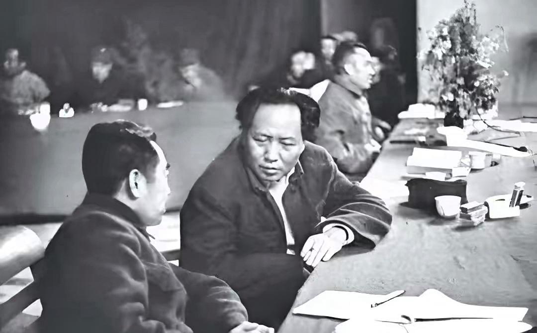 难忘的记忆。毛泽东与周恩来在中共“”七大”会议上亲切交谈时的场景，老照片的回忆