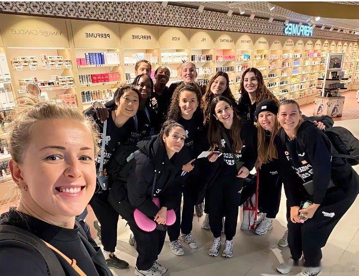 李盈莹：婷姐，我到意大利米兰了朱婷：莹呀，我得飞德国打欧冠去了[流泪