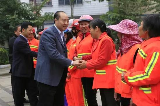 核心观点：人口流向清晰地勾勒出深圳产业转型的路线图。-数据支撑：第三产业