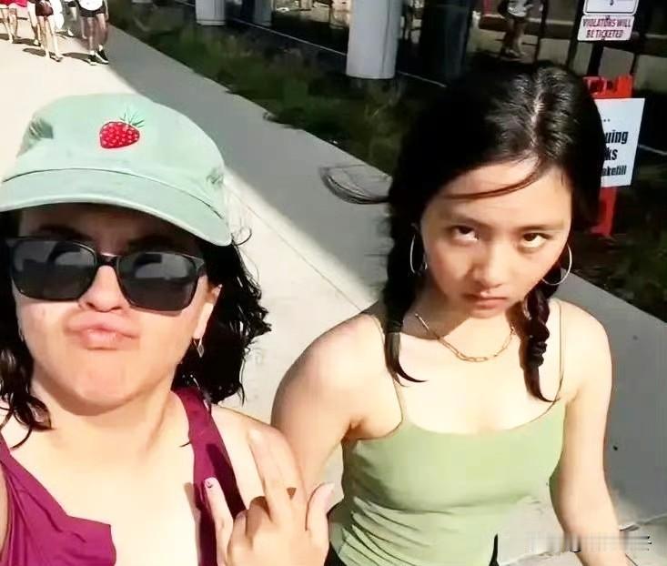 牢A说:“三通一达，不包邮，要自取！”[捂脸哭]黄磊一觉醒来女儿火了，从“乖乖女