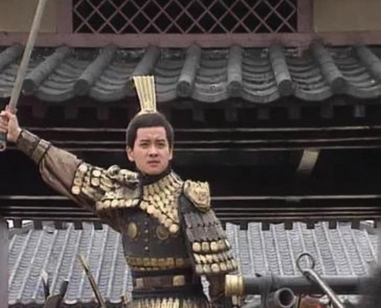 260年，洛阳城南宫门外。300多宫人和侍卫列队站着，手里攥着木棍或短刀。18岁