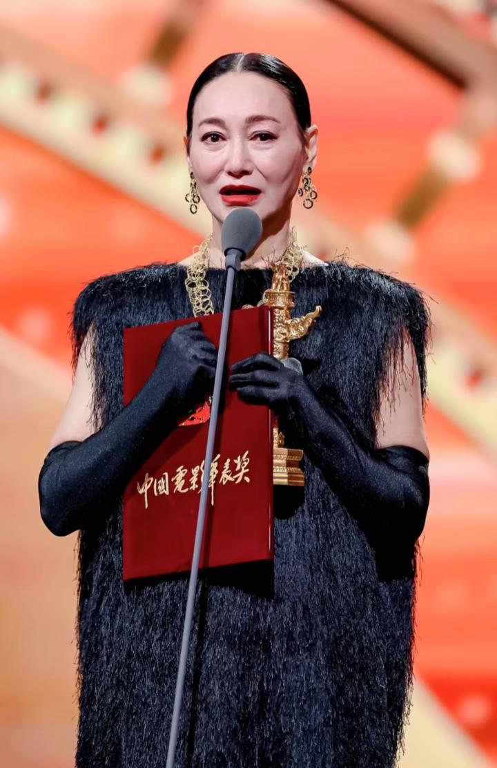 惠英红这个人，我真是看不懂了，她明明66岁，实现了影后大满贯，现在拍戏竟然还