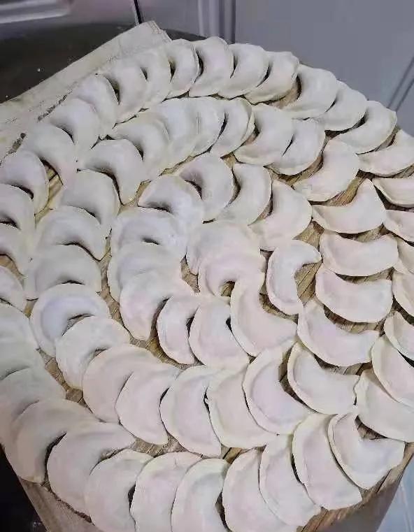 中午下班回到家，我以为有热气腾腾的饺子等着我，结果，儿子说：我等你回来再包！​