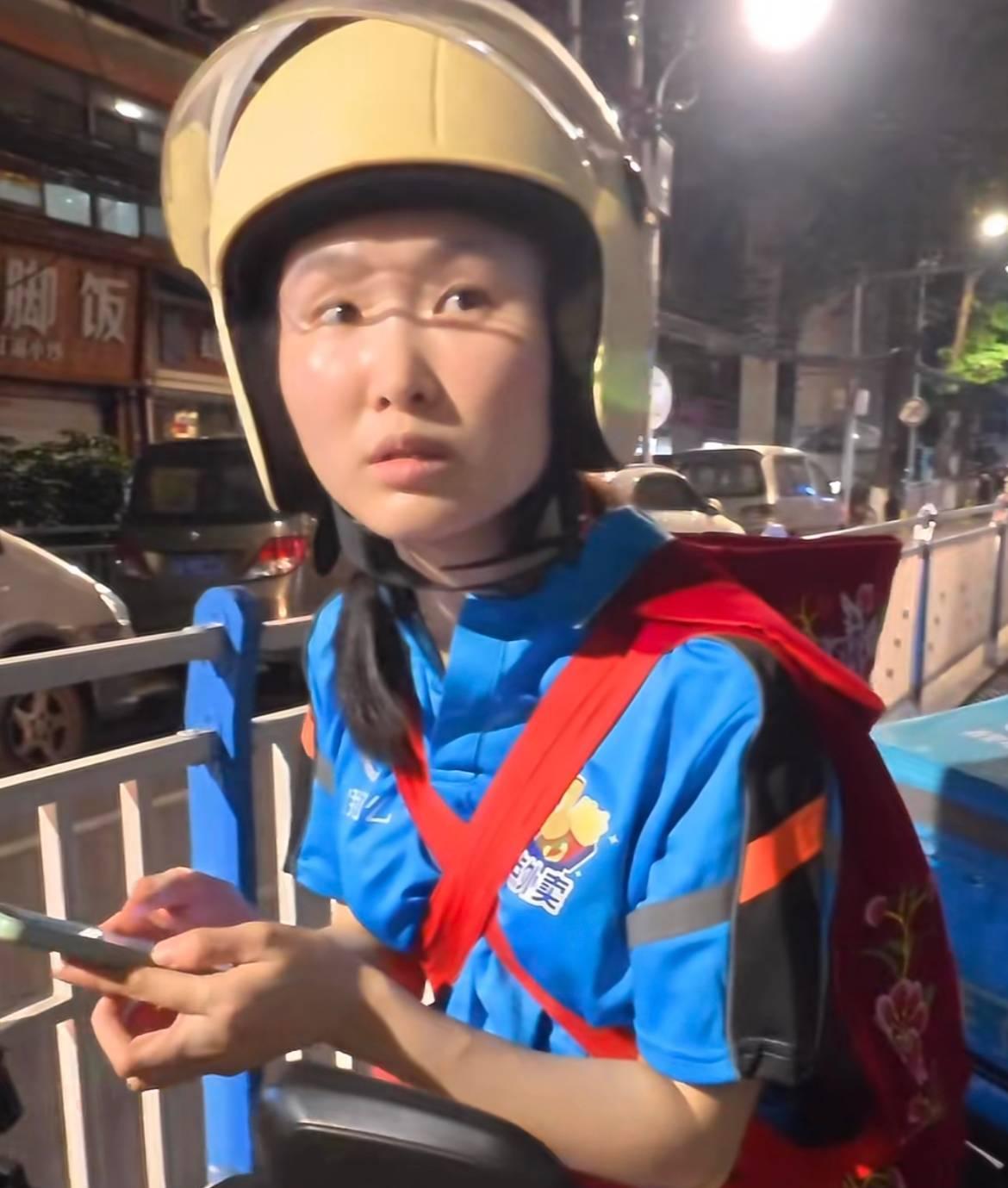2025年6月14日，曾在暴雨夜载着女儿送外卖的刘英，又一次在镜头前揭开伤疤，她