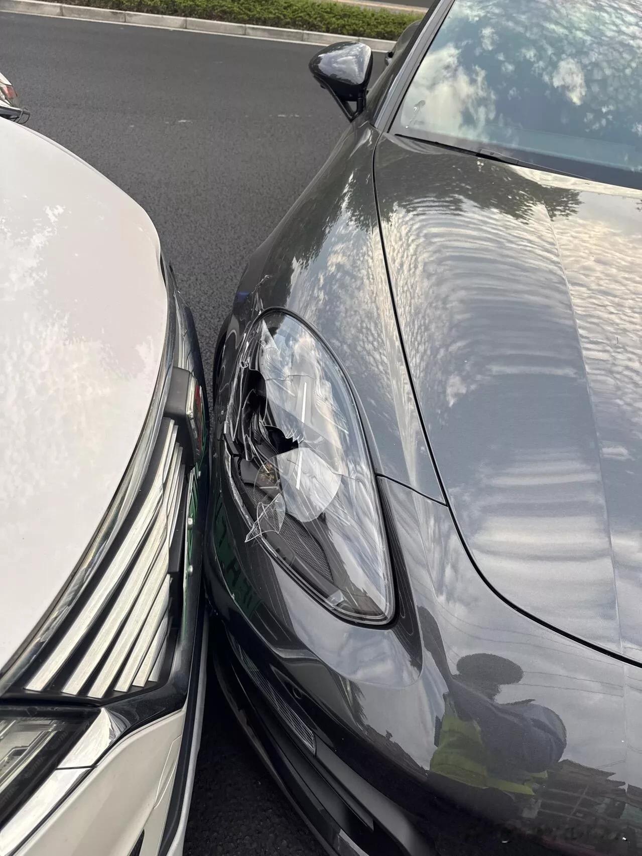 早上开车去公司，路上跟前车距离没把控好，一个急刹车，车子直接追尾了！保险杠都