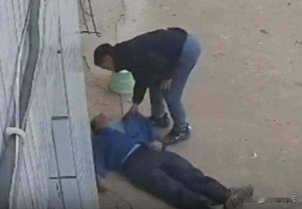 江西，一男子坐在家门口吃橘子，这时一位黑衣男子走过来，吃橘子男子看到他过来，就站