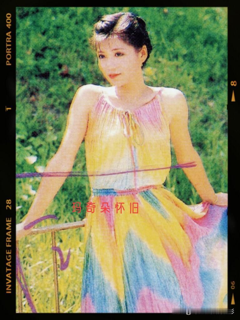 翁美玲穿搭～🌈这条彩虹裙太美啦！色彩像把春日调色盘全泼上去，黄、粉、蓝交织，浪