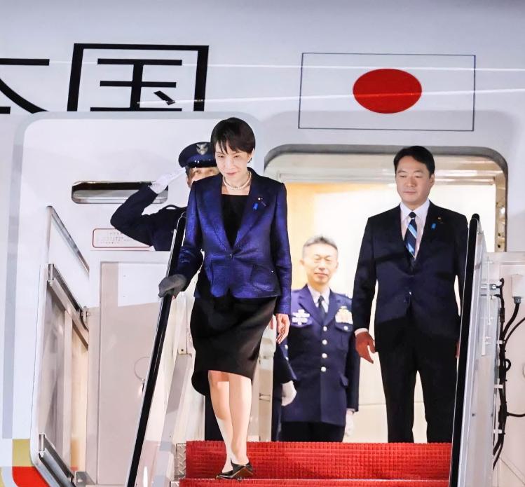 当地时间3月18日晚间，日本首相高市早苗一路风尘仆仆终于抵达了华盛顿。正当她满心