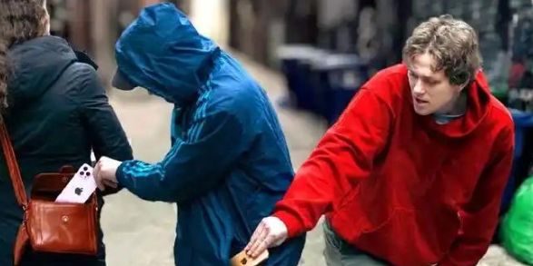为啥欧洲小偷不偷中国人手机？中国游客“特种兵式追贼”到警察面前，OPPO、荣耀功能太硬核
