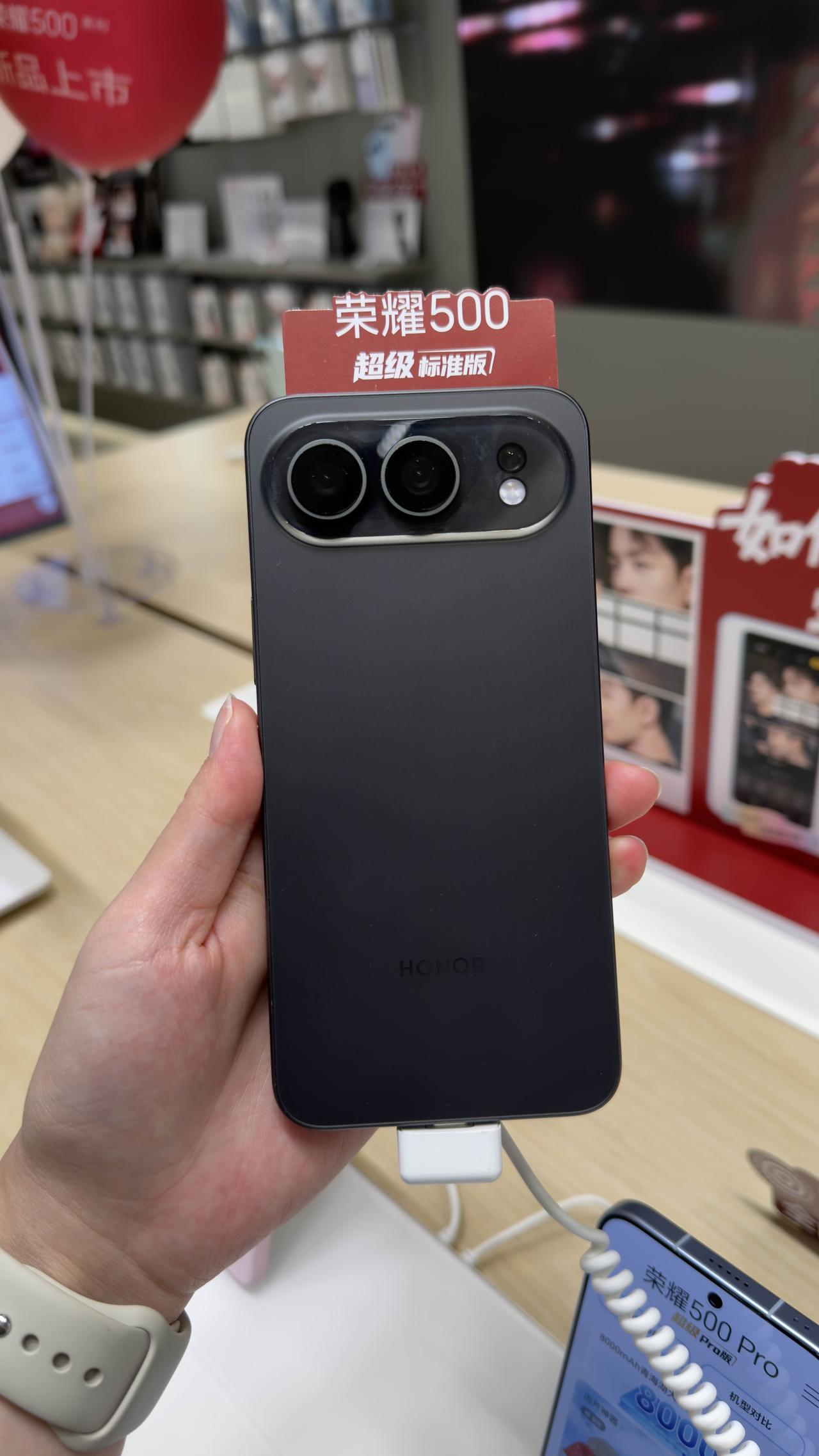 肖战同款荣耀500和荣耀500Pro已经在门店展出，可以体验外观。与荣耀400