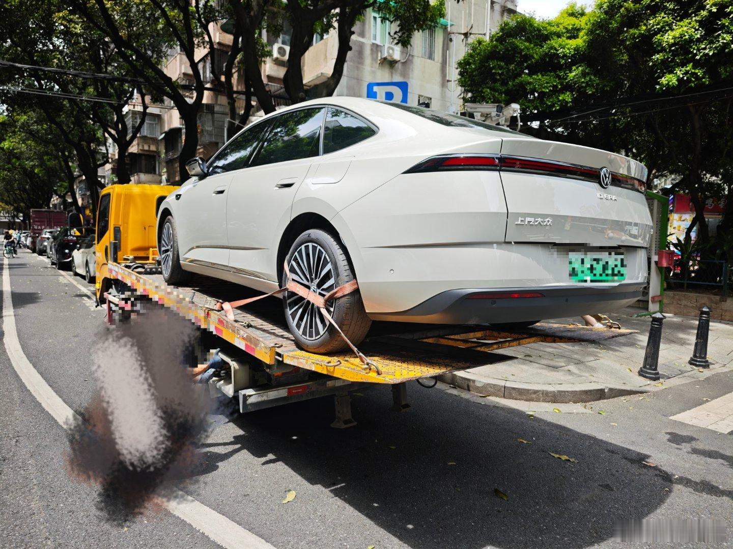 大厂做事就是讲究啊！10来万的大众ID.ERA5S，给我用拖车送过来了[笑着哭]说是叫代驾不放心，怕