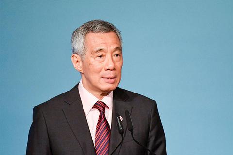 李显龙刚在上海说完那句"不靠华人血统"，估计不少人心里咯噔了一下。想想也是讽
