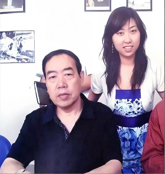 贾平凹对贾浅浅说：对你写诗，从我的角度也不反对。但首先，先过好日子，先做好人，