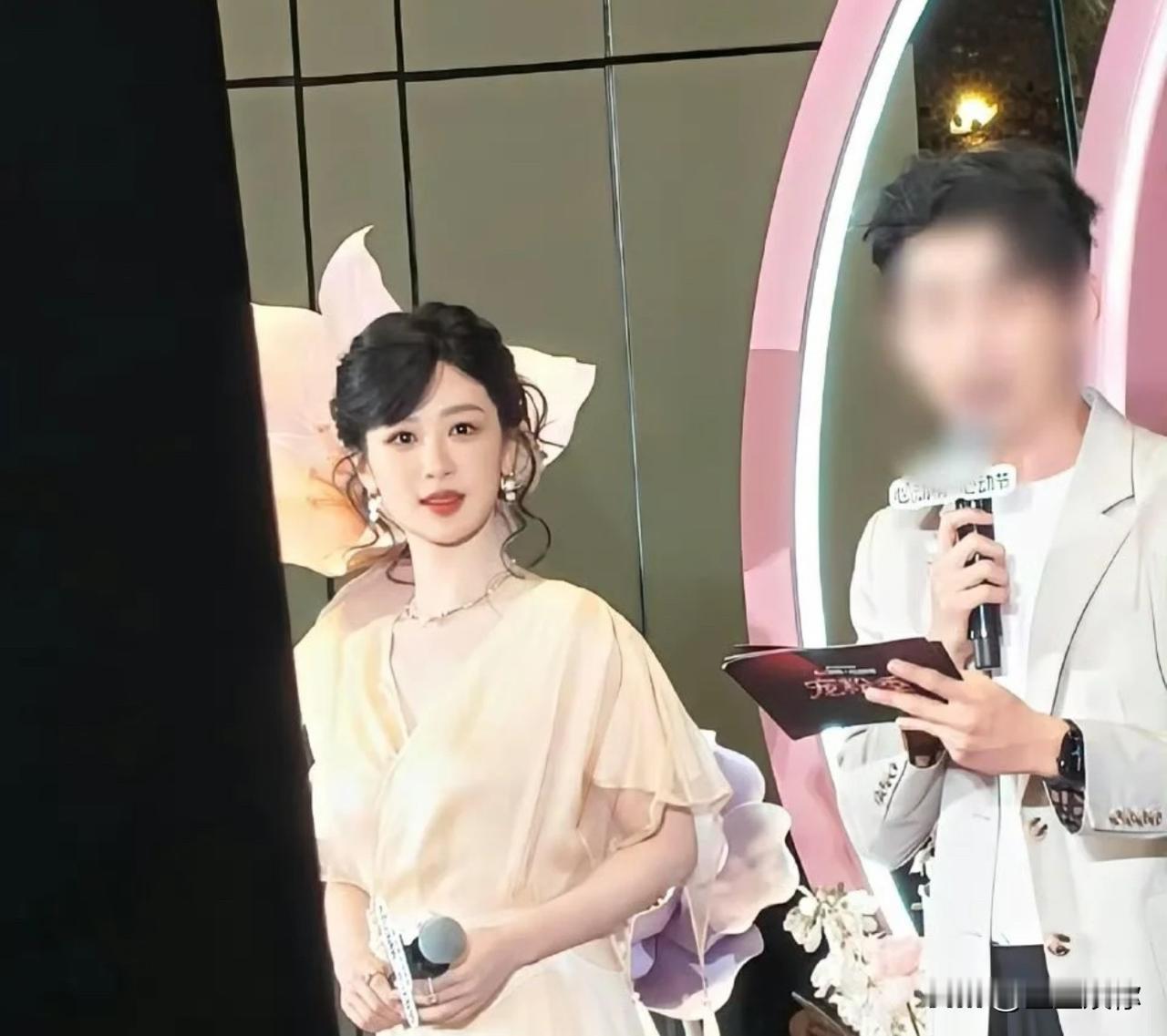 杨紫现在真的是好舒服的美，又温婉又俏皮可爱，她是一个让人就是自然会有好感的女演员