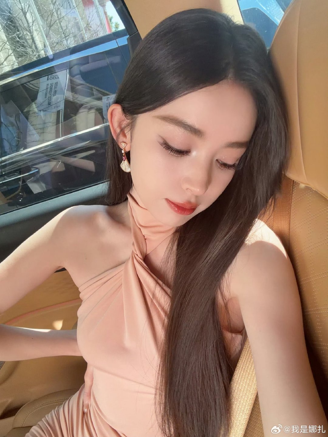 娜扎发了六张自拍照娜扎车内自拍照每一张都好美😍娜扎