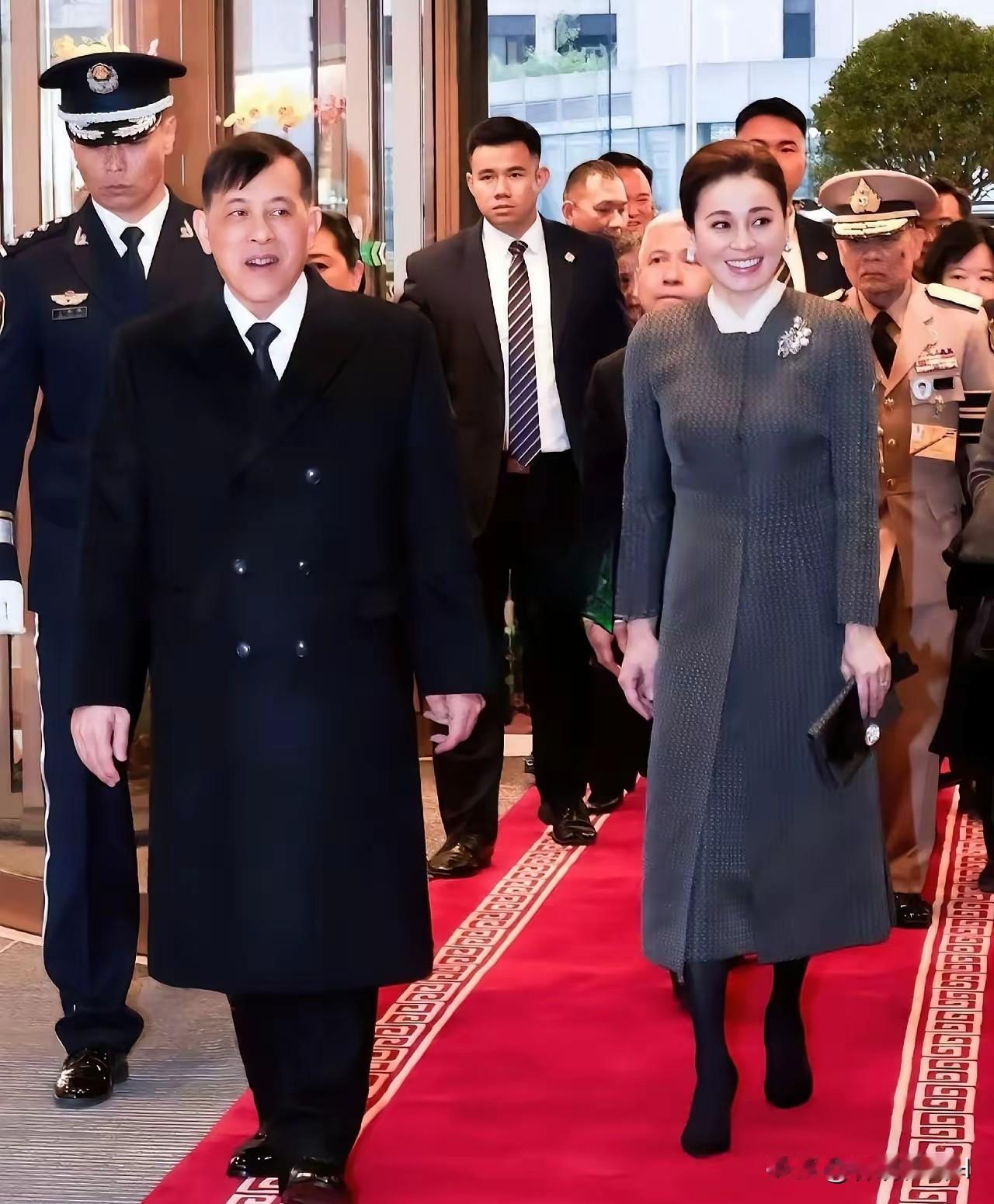 网上流传，泰国这位47岁的王后优秀到让人难以置信，她不仅会四种语言，还取得了45