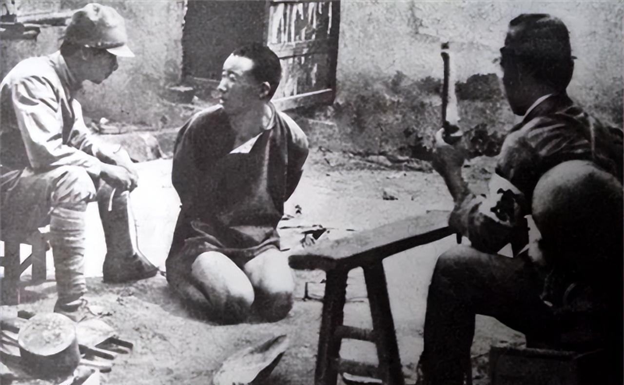 1943年，日军进村扫荡，村民韩秀亭一家慌忙逃走，临走时竟忘了将6个月大的孩子一