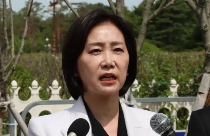 韩国总统选举第一个出局的人出现了？直接背刺李俊熙，许恩雅直接选择退出改革新党，转
