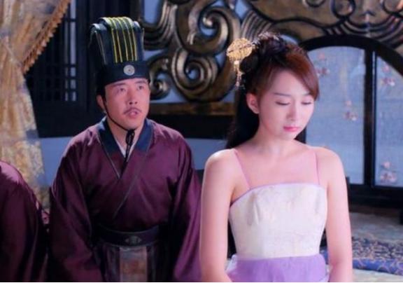 元代文人姚燧七十余岁，在侍妾伺候他洗澡的时候，得到了他的宠爱。第二日，小妾说：“