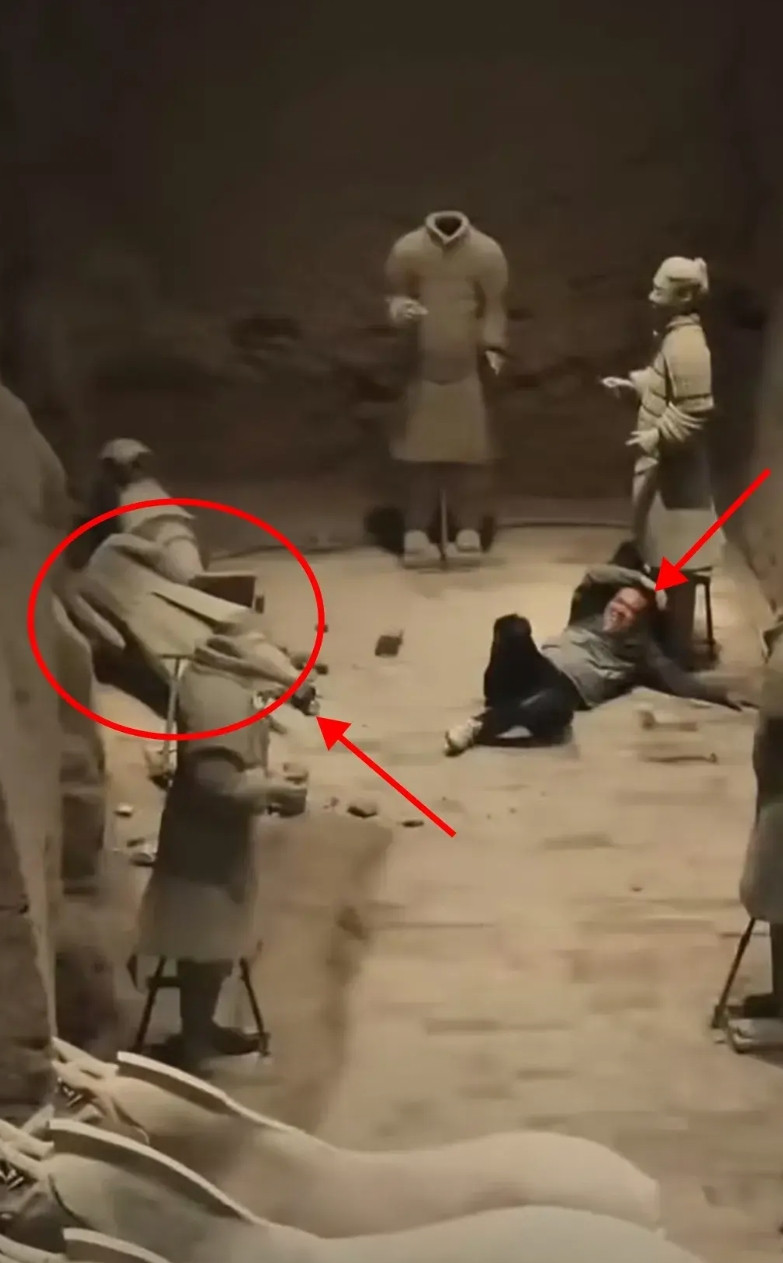 我有个强烈的预感，毁坏兵马俑的游客，赔不了多少钱视频画面中可以看出，这个游客