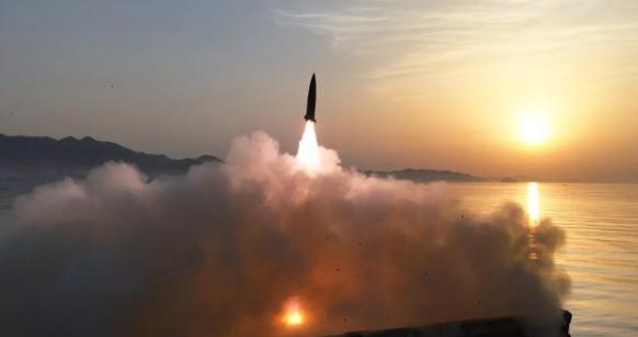 朝鲜放狠话，必须让日本后悔，话音落下，导弹直射日本海。2026年8月6日下午