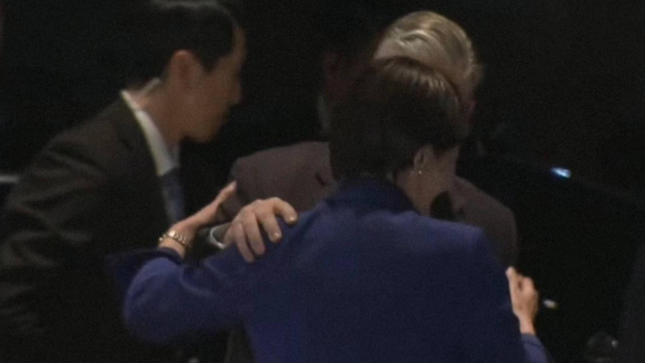 高市早苗欲拥抱斯塔默戏剧性一幕：头已靠过去却被按住肩膀