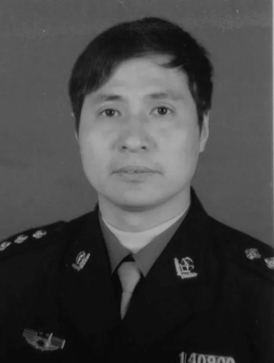 2002年南昌，警察邬釜凌下班路上被人给害了，连身上的枪也给抢走了。凶手是个矮黑