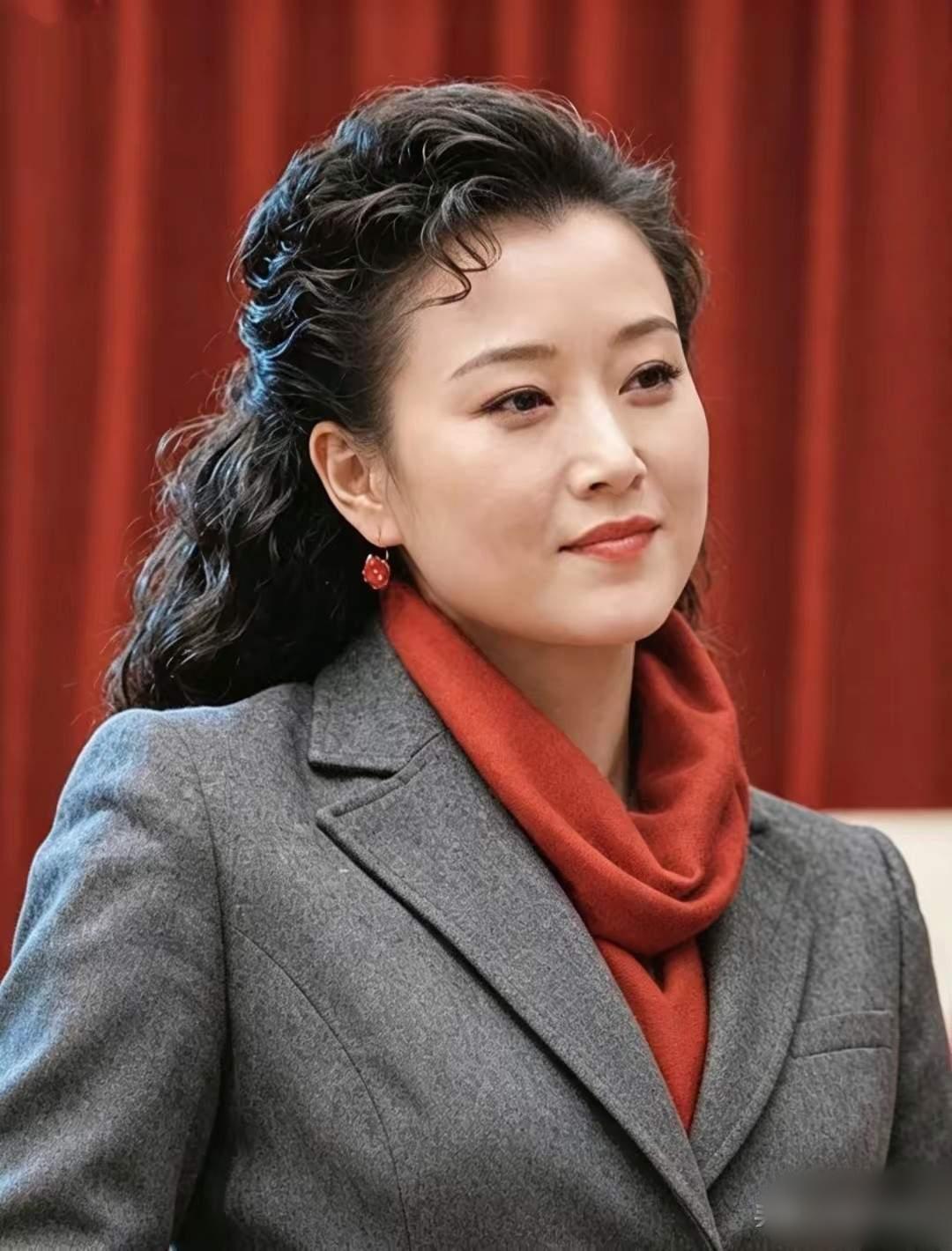 手握正军级待遇、二十四次登上春晚舞台的宋祖英，在海政文工团撤编解散之际，手握无数