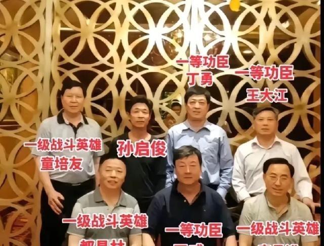 老山战役40年后，七位老山战斗英雄再聚一堂。四十年前的老山战场上，枪炮声震天动