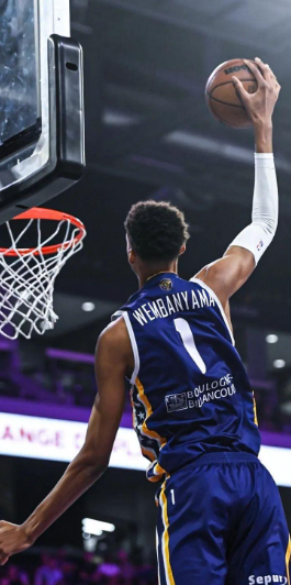 当下NBA中，攻防一体的巨星只有这六人！大家认同吗？ 字母哥：进攻端，其持球