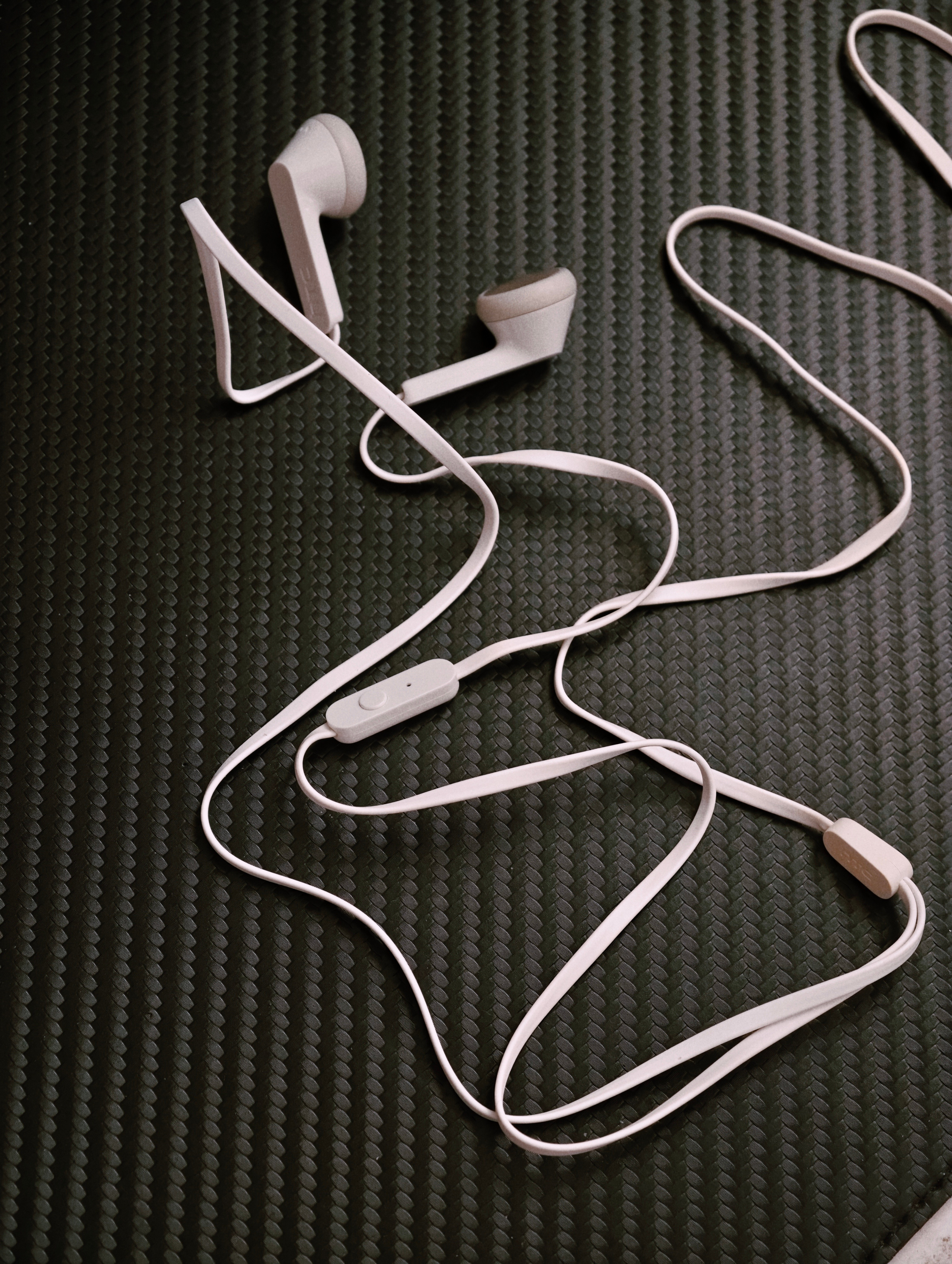 翻到一个HTC的有线耳机，应该是早些年买HTC手机附带的，我估计很多人都