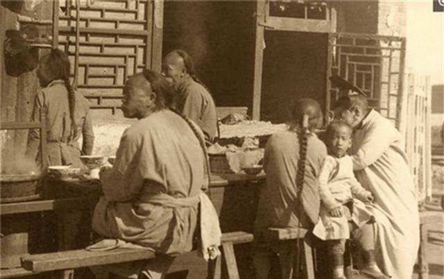 故事：清朝一穷苦船员，因闹肚子下船方便，不料却走上了人生巅峰然而，一日江风轻